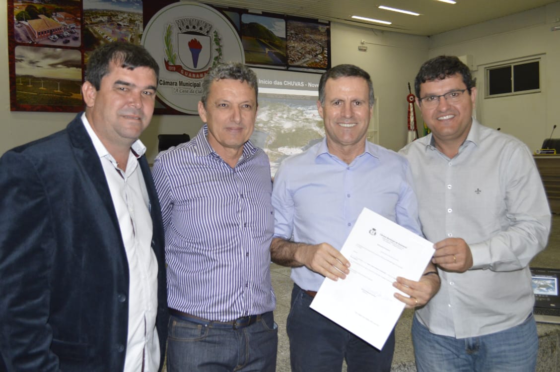 CÂMARA MUNICIPAL ENTREGA TÍTULO DE CIDADÃO GUANAMBIENSE A PAULO ETCHICHURY.