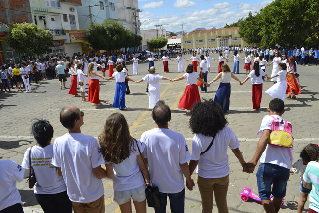 FUNDAÇÃO JOAQUIM DIAS GUIMARÃES REALIZA O ABRAÇO DA CIDADE NO ANIVERSÁRIO DE GUANAMBI.